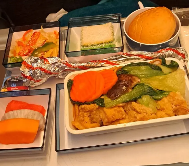 華航吉隆坡飛台北CI722班機的飛機餐看起來超豐盛!