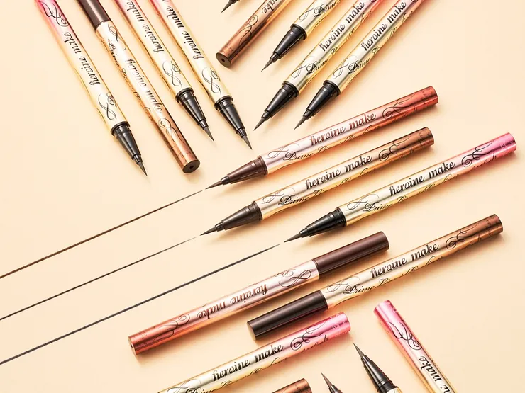 圖說：採用日本製0.1mm極細柔軟彈力筆頭設計，能細緻描繪眼頭、眼尾與睫毛根部，新手也能輕鬆上手，畫出自然俐落的有神眼線。（資料來源：台灣奇士美）