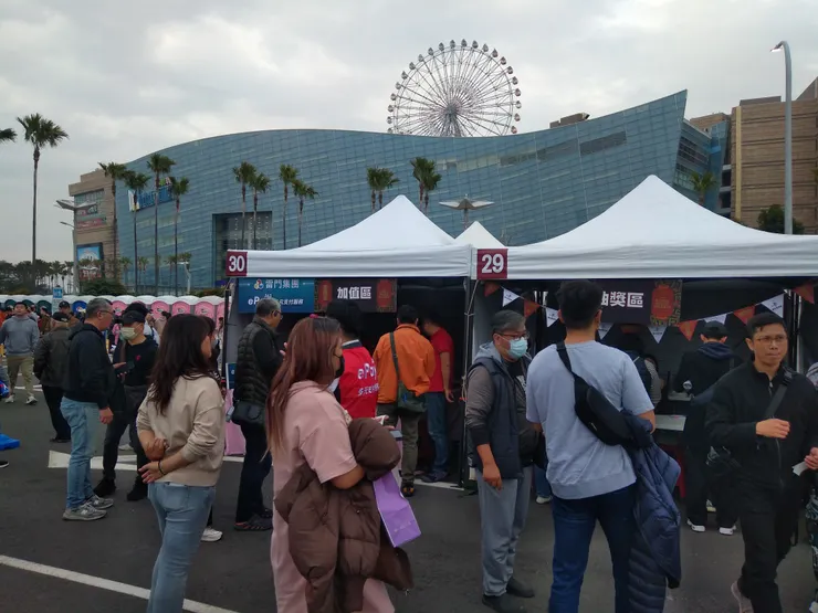 現場。 人滿滿。排隊長龍。不誇張，真的排得很長。