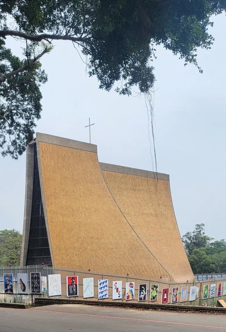 維修中的〔路思義教堂〕(李建崑攝影)