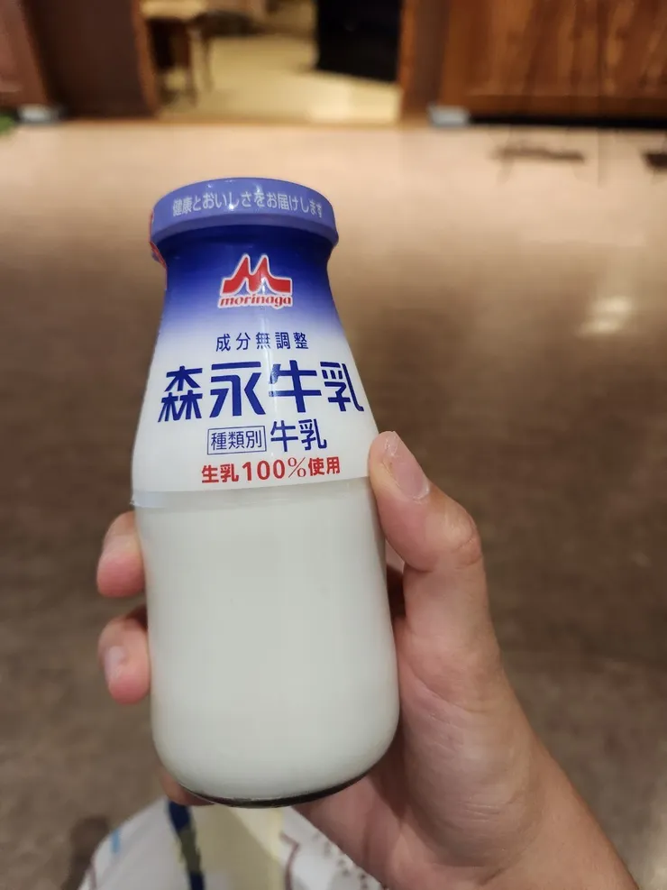 泡完溫泉當然要喝牛奶