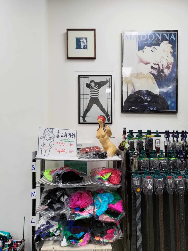 內褲區和這個雕像好相配XD