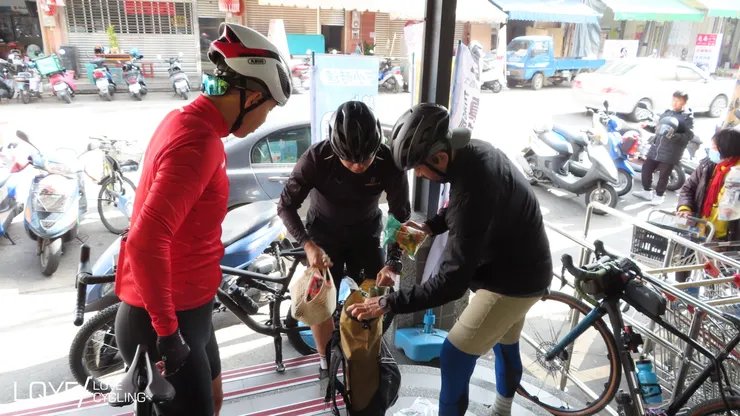 這次人多嘛，所以食材就可以多買點~