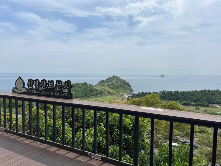 遠處海岸邊就是龍頭步道，是我們下午吃飽後要去的行程。