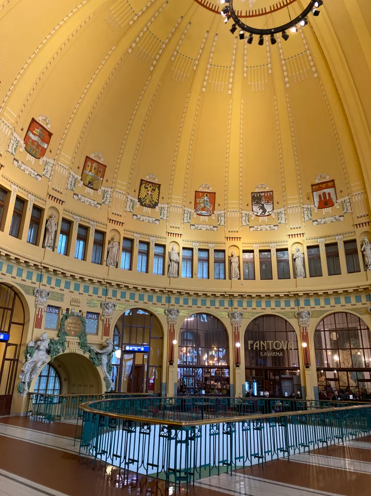 ▲布拉格火車總站(Praha hl. n.)的美麗圓頂