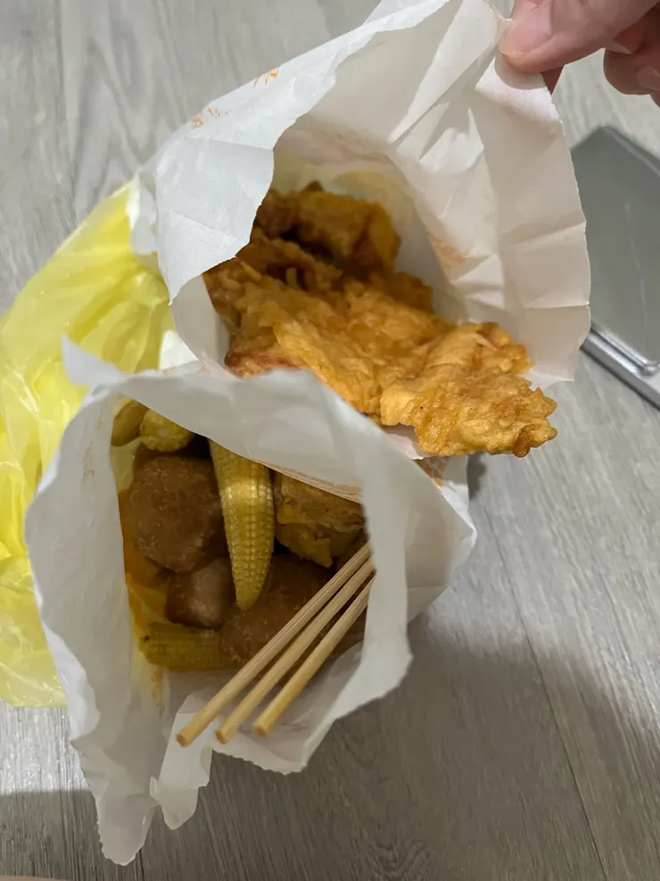 炸雞排、玉米筍、芋頭球跟杏鮑菇。