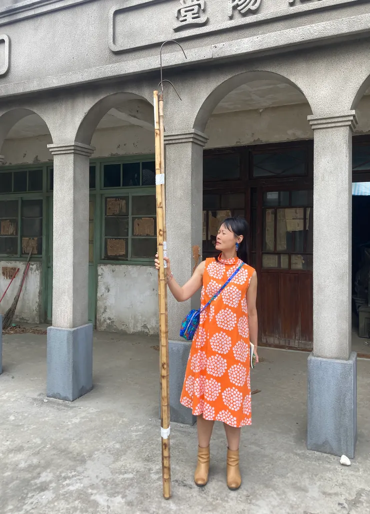 在岸內，一邊找道具，一邊當比例尺