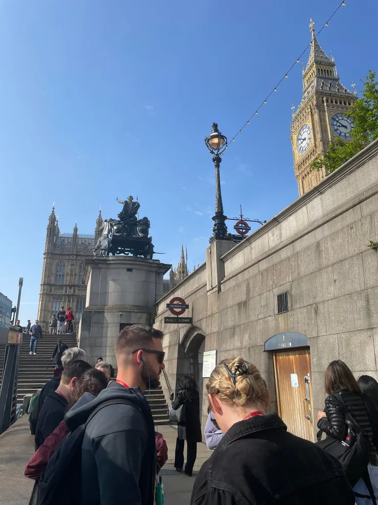 在威斯敏斯特地鐵站集合