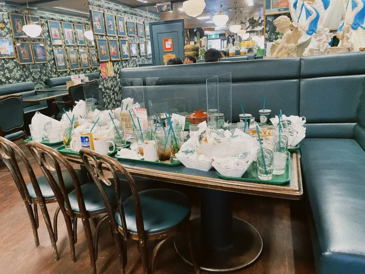 杯盤狼藉的餐桌