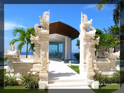 2010年,日航酒店Nikko,WIWAHA船型教堂,看日劇【嫁個好人家】裡,就是在這兒舉行婚禮。透過玻璃窗看透整片大洋,船造型的教堂,象徵新婚一如攜手向未來人生啟航,還蠻浪漫的。