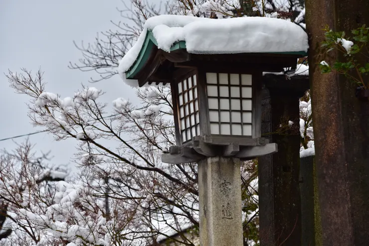 後方宇多須神社的石燈籠