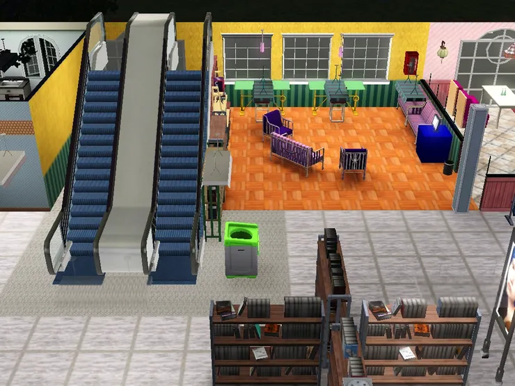 這佈局很不錯。扶手梯旁也有很重要的垃圾桶。