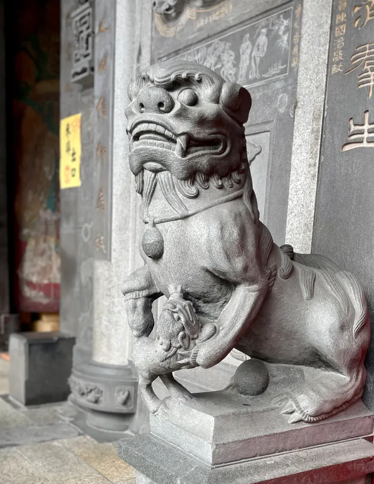 慈祐宮前母獅比較苗條