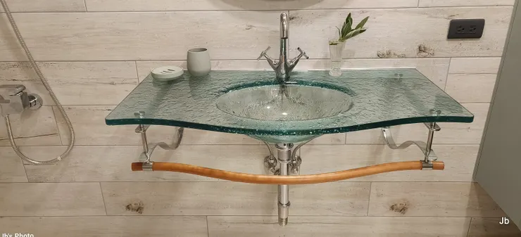 老婆一見鍾情的義大利進口洗臉枱，據說是十年前進口賣剩的，僅餘此店家展示的一組。雖然有折扣，即使相較TOTO也是天價。