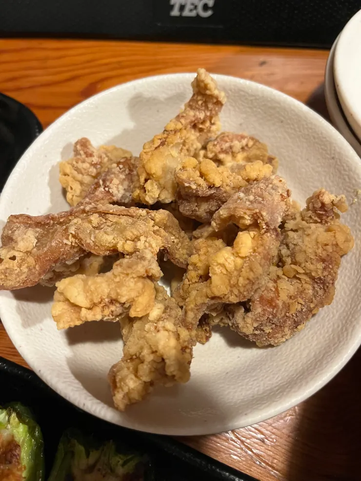 炸雞皮。鶏皮チップ。