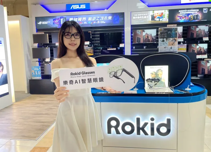 燦坤3C家電12月13日、14日在燦坤新竹店盛大舉辦第五屆「風城耶誕 燦亮幸福竹光」耶誕市集活動，現場有Rokid的AI智慧眼鏡展演體驗