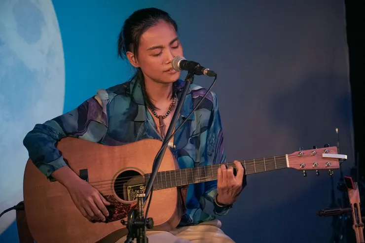 戴曉君Sauljaljui 6月26日晚間於「台北月見ル君想フ」舉辦台北首場音樂講唱會「擠吧咖哩噹！」，分享自己一路的創作歷程，現場座無虛席、氣氛熱絡。 （圖／風潮音樂 提供）