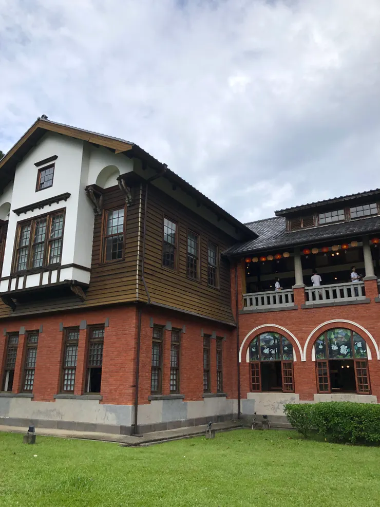北投溫泉博物館（前身為北投公共浴場，完工於1913年(大正二年)6月17日，亦為當時東亞最大的溫泉公共浴場。）