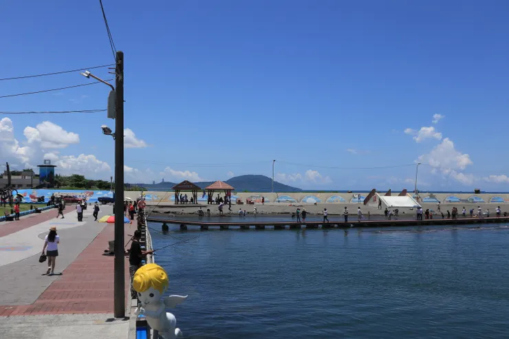 建於漁港水面的木棧道