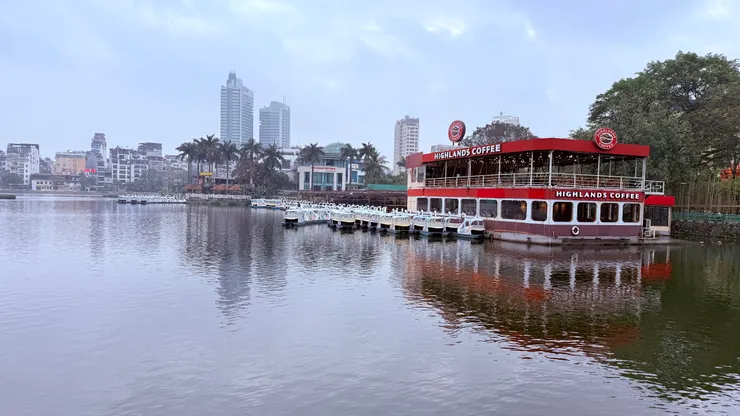 鎮國寺對面的船型咖啡屋