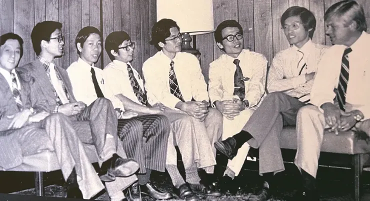 1976 年台灣第一批盜火行動去 RCA 受訓的工程師,左起曹興誠、倪其良、曾繁城、戴寶通、劉英達、陳碧灣、史欽泰、RCA公關主任。來源:史欽泰提供