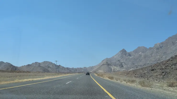 砂石狀的小丘，Photo: Zora @ Mughayniyah (July 8, 2025)