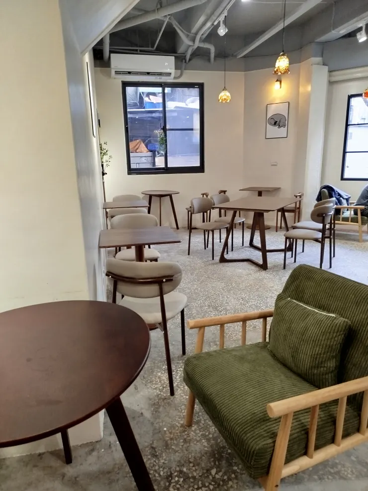 各種風格各異的桌椅散落在各個角落，看似雜亂卻井然有序