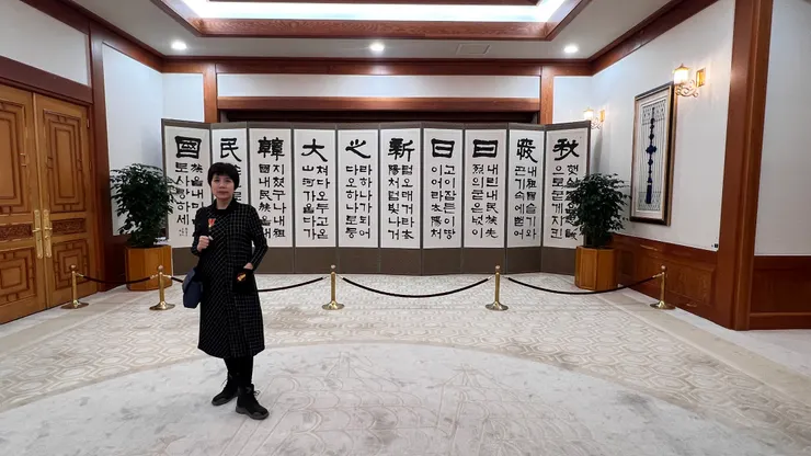 韓國最早是使用漢字，後來發明的諺文是表音文字。常見兩者混用。