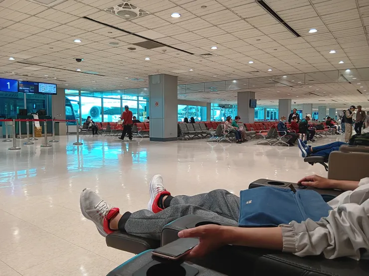 登機前坐在好像是按摩椅子上