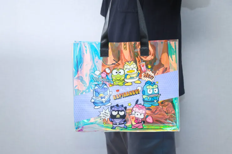 圖說：透明鐳射防水材質設計，在燈光的照射下顯得格外耀眼，且大容量的空間，輕鬆容下各樣家當，時尚吸睛又實用。（資料來源：清心福全）