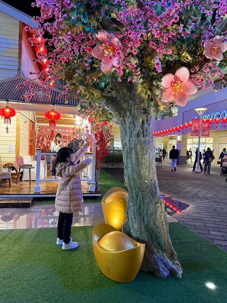 名品城內也布置了新年的裝飾藝術，滿滿新年的感覺