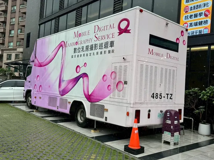 圖說：活動現場設置的乳房攝影檢查站，提供女性免費乳癌篩檢服務。（圖／南崁桃庚診所）