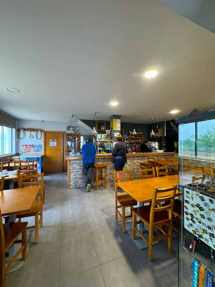 早餐店內部環境。（Camino沿途咖啡廳厠所都算乾淨哦～大多都有衛生紙但最好要自備一小包以防不時之需）