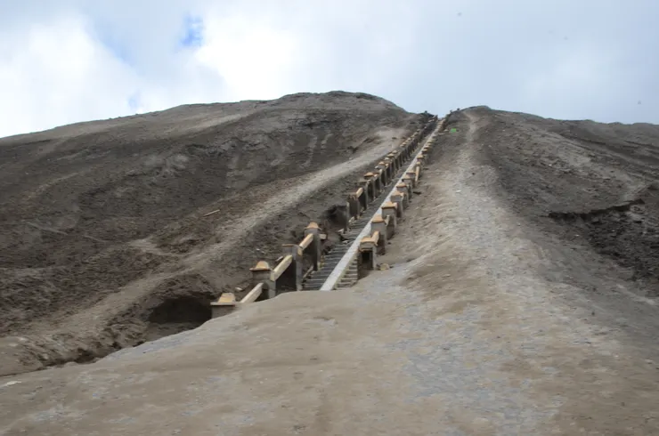 火山口下還要爬上247階到火山口