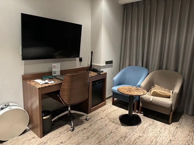 LG smart TV，沙發椅挺好坐的。