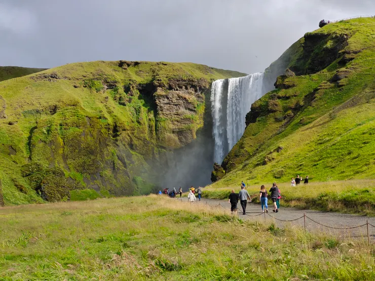 由停車場前往Skógafoss的途中。瀑布之前有條陡峭的山路可上到瀑布頂端，亦為Fimmvorduhals的登山口。