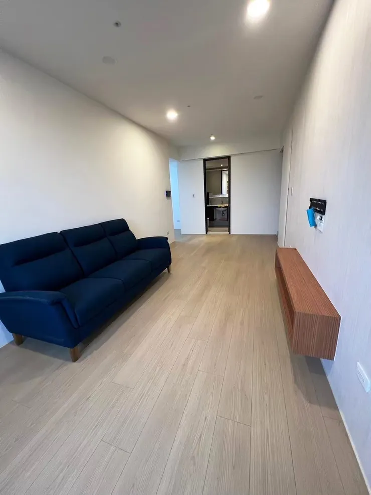 室內走道木地板延伸視覺,展示小坪數公寓透過木質地板營造的高級氛圍