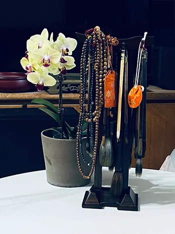 那盆蘭花是農曆年前向友人買的~奈何對方不要收錢@@~