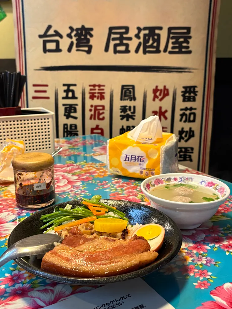 在台灣居酒屋用餐,連衛生紙都是五月花(笑)
