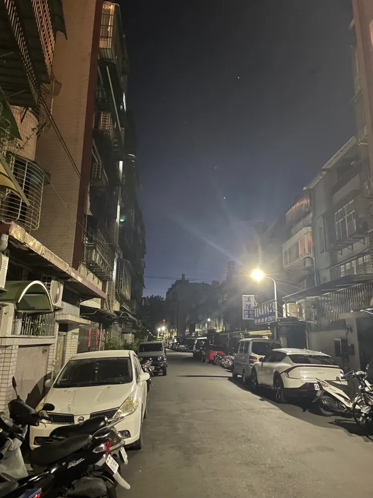 這是夜的呼吸，也是他的。