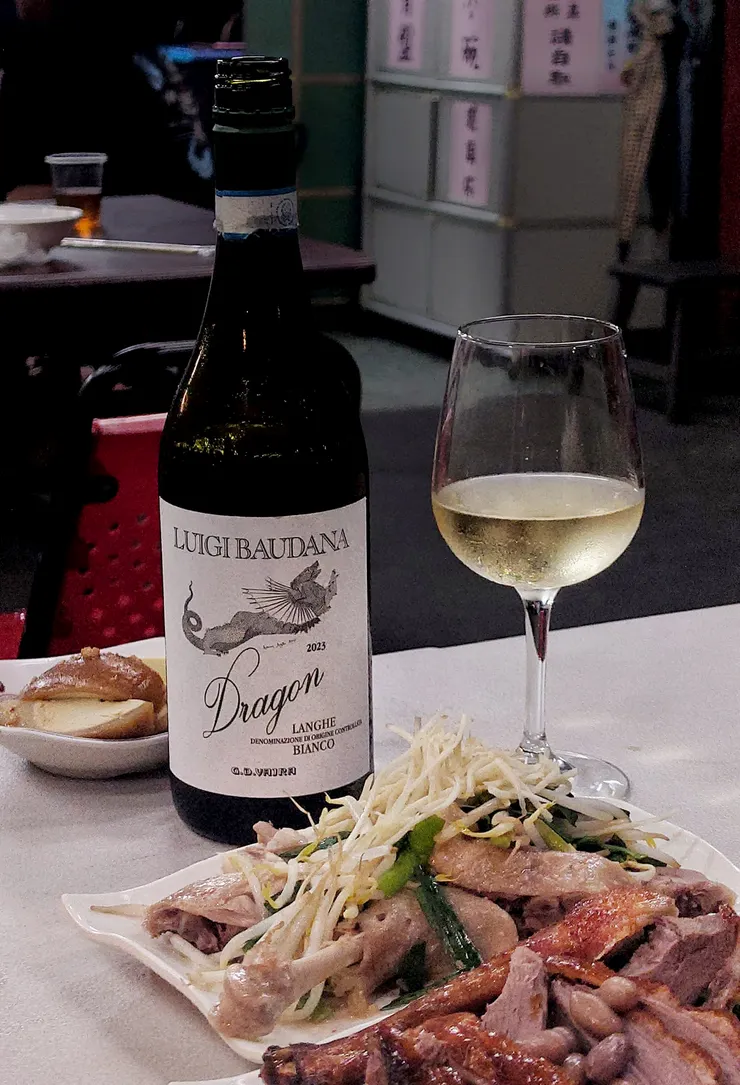 在路邊吃著鹹水鵝、燒鵝配著義大利皮蒙大區的白酒，閒適愜意如若歐洲的街頭