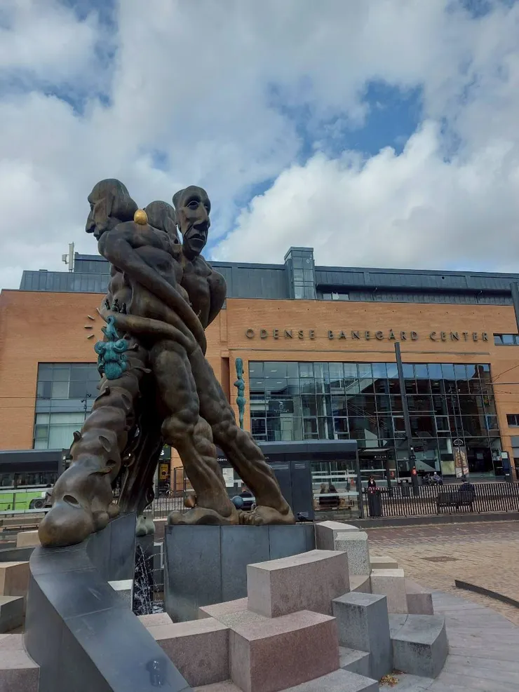 位於車站前的安徒生另類雕塑銅像