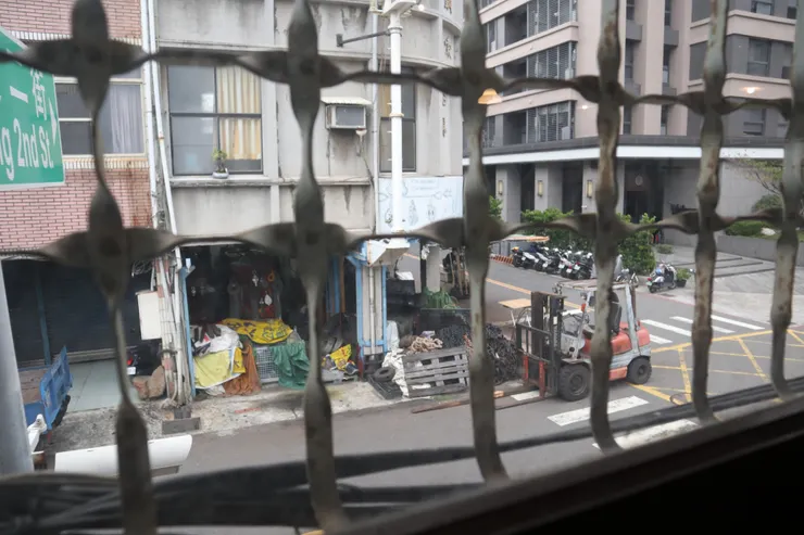 窗外的哈瑪星巷弄景色