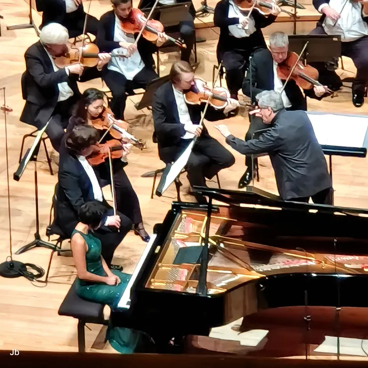 【美麗金綠晚禮服王羽佳誇張鞠躬 彈出蕭邦如詩夢境中初戀的遐想！彈奏即將開始。】