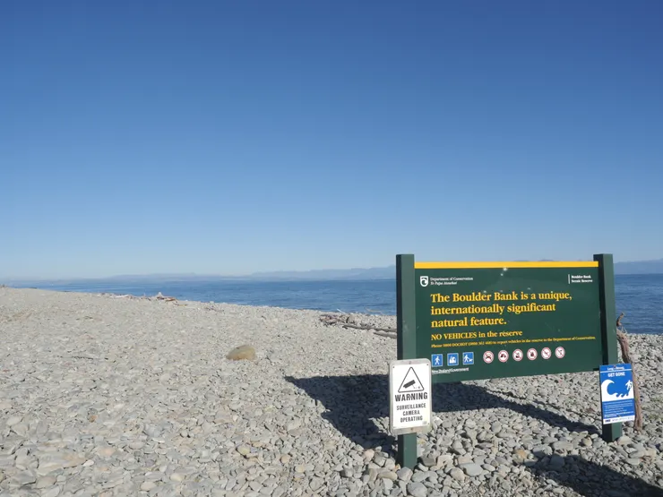 海堤寬度隨著漲退潮而有所增減，原本我們擔心漲潮時來海堤會窄小如線，事實證明我們多慮了。