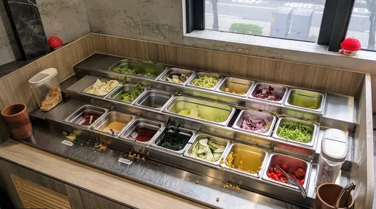 也提供了沙拉區可自行夾取