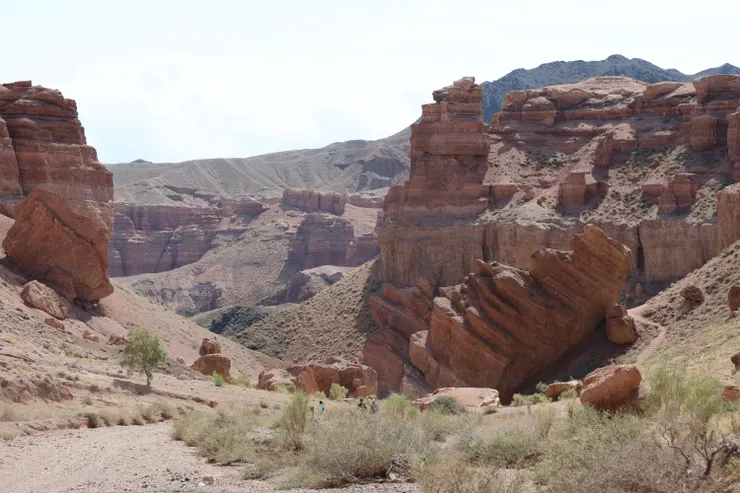 路過因為地震掉落的巨石