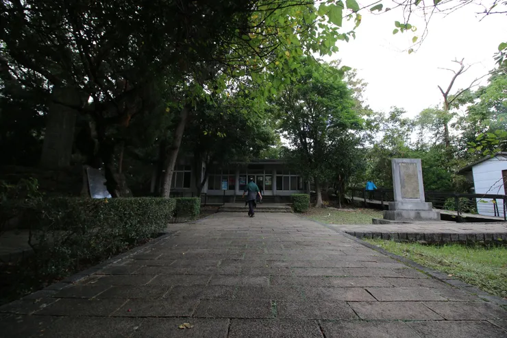 雨農閱覽室，圖右有芝山巖事件碑記，圖左樹下為學務官僚遭難碑記