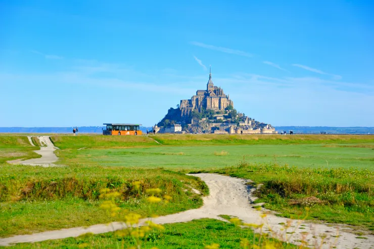 【從停車場到標的別偷懶搭接駁車 四十五分鐘走拍三公里絕不嫌多！停了車遠遠望見天空之城如夢似幻地矗立平野，立時決定步行，稍稍體驗古人朝聖的心情。】