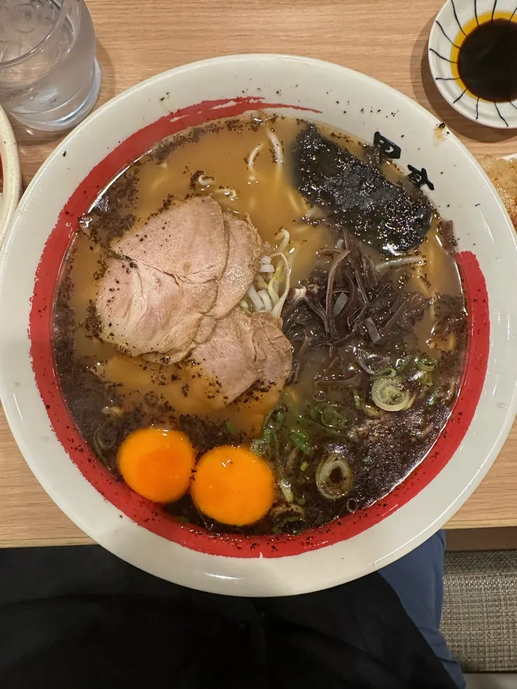 黑亭的經典黑蒜拉麵